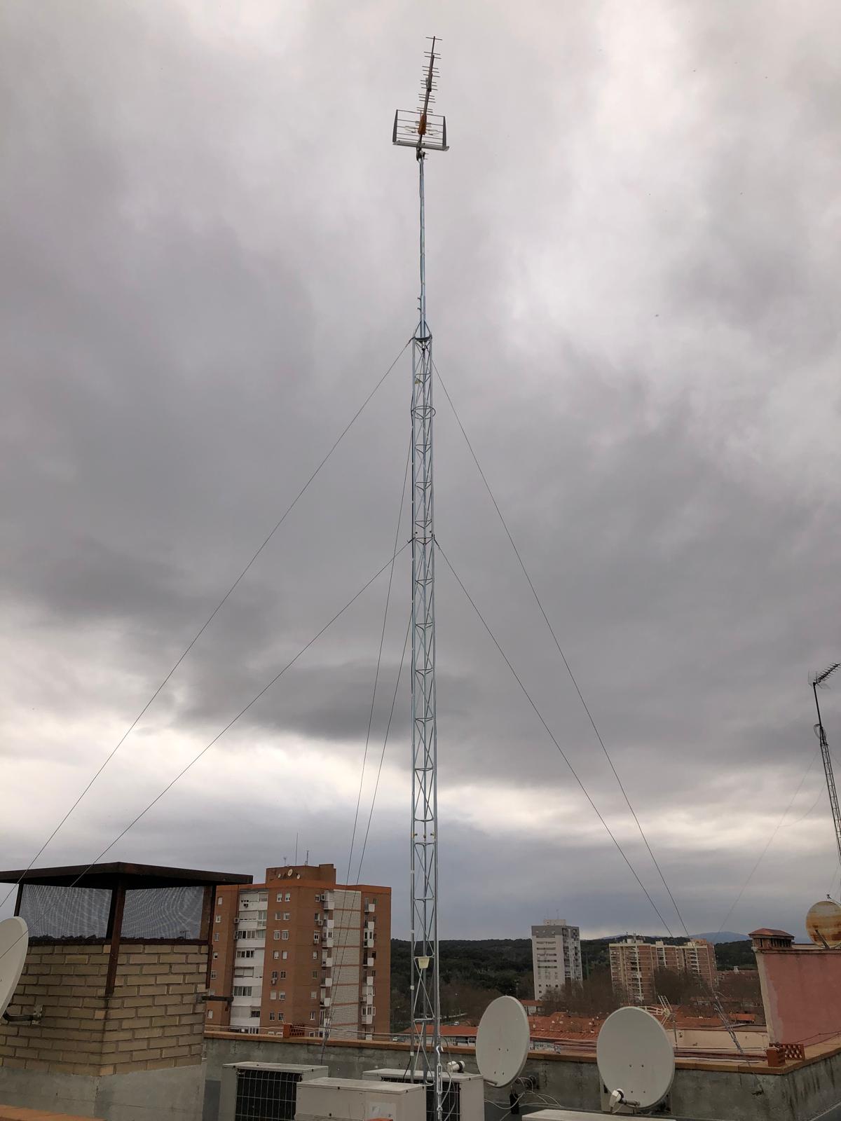 Montaje de torre de 3 tramos para mejora de TDT