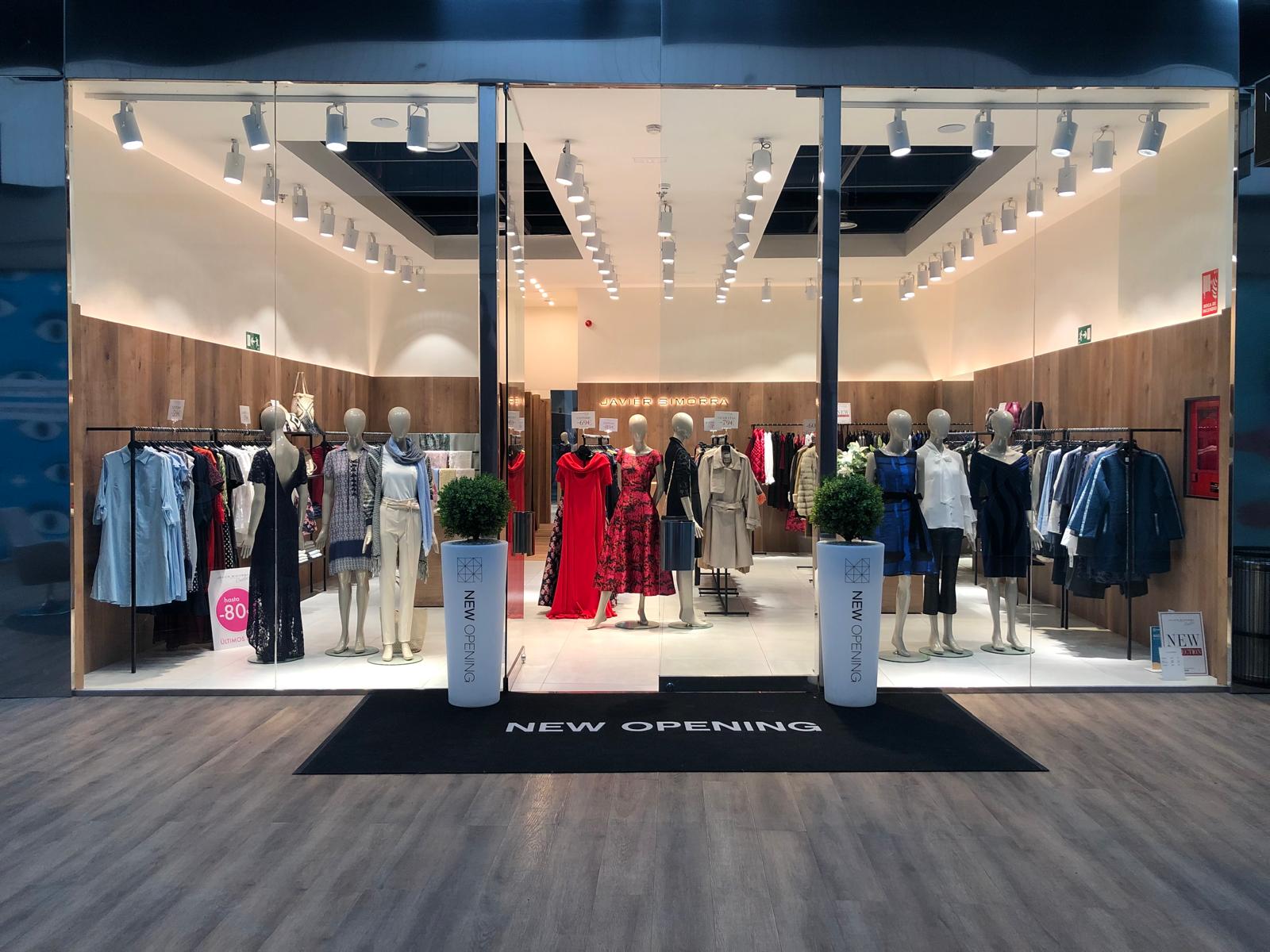Tienda de moda en centro comercial con alumbrado LED